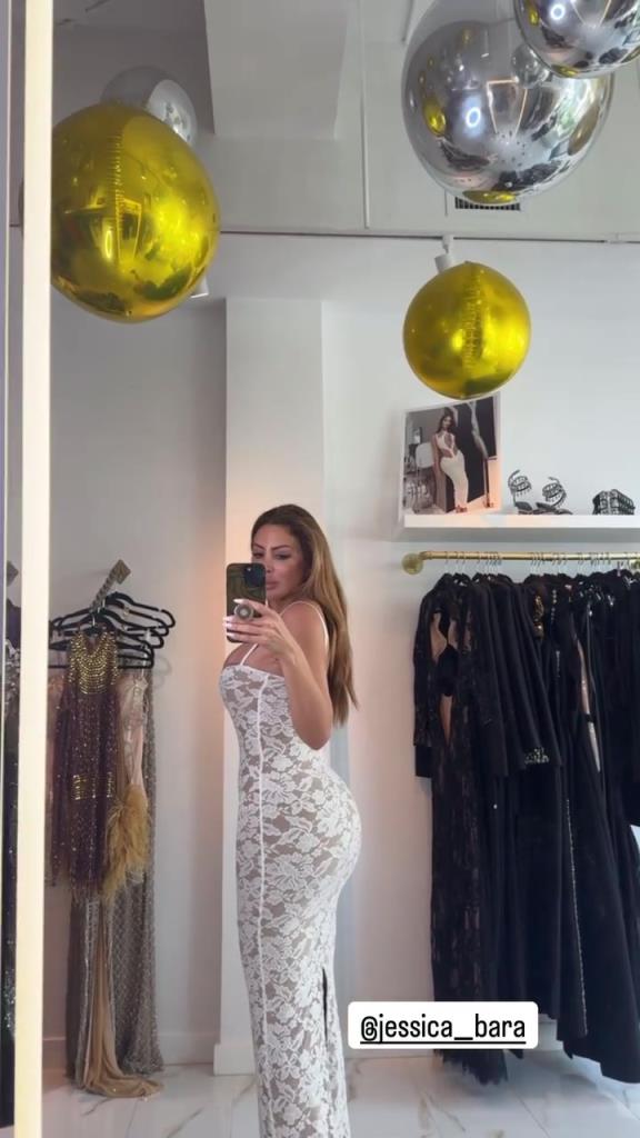 徐娘半老！皮蓬前妻穿吊帶裙自拍，這身材也太炸裂了！