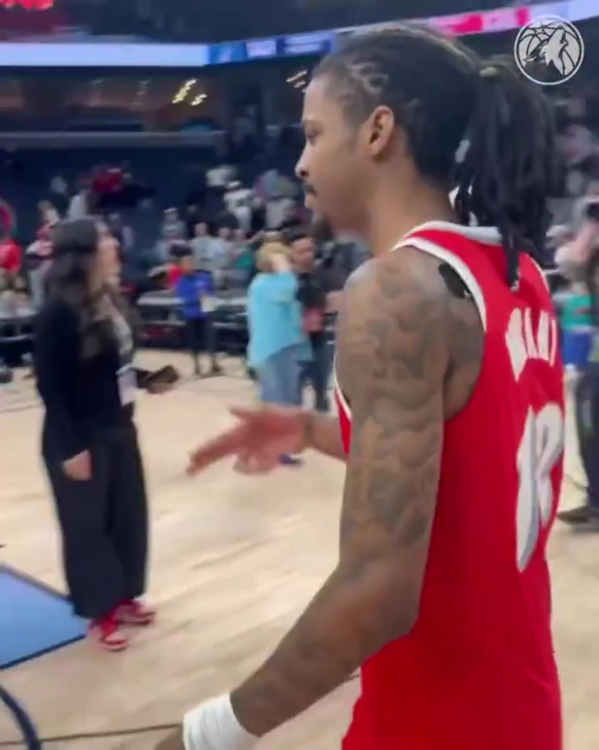 笑死！莫蘭特賽后與華子握手，竟然也是比出“手槍”的手勢