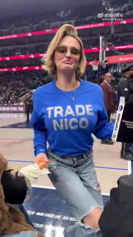 主場不準球迷打印“解雇Nico”標語，女球迷就出此下策