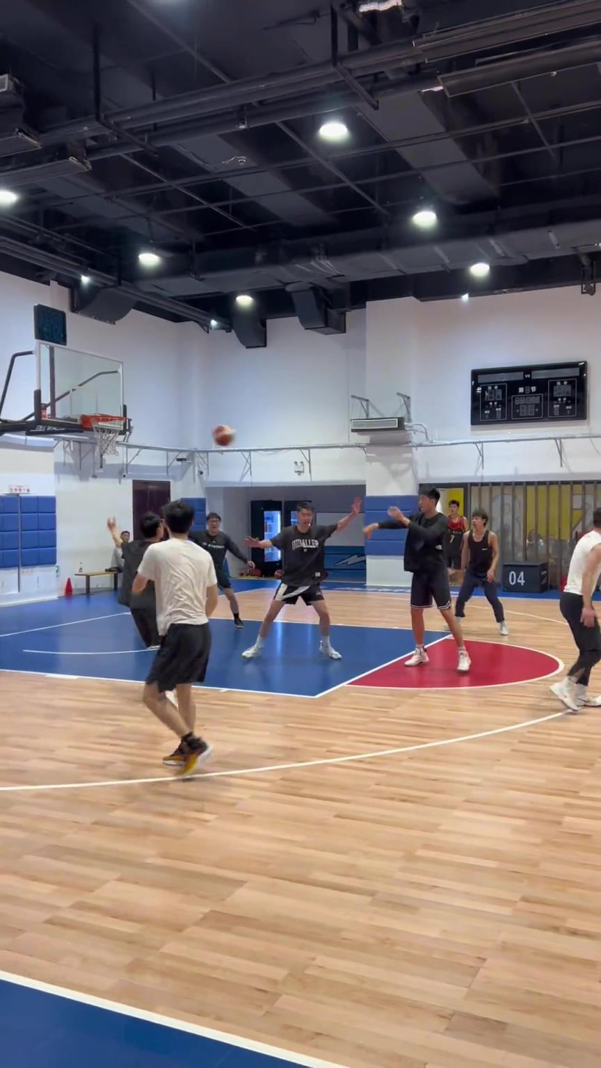 對手回家后：老婆，我今天在野球場匹配到巔峰馬刺隊了！