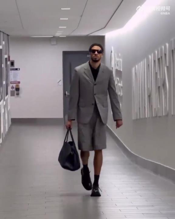 時尚潮男！哈利今日一身灰西裝短褲墨鏡搭配入場 腿真細！