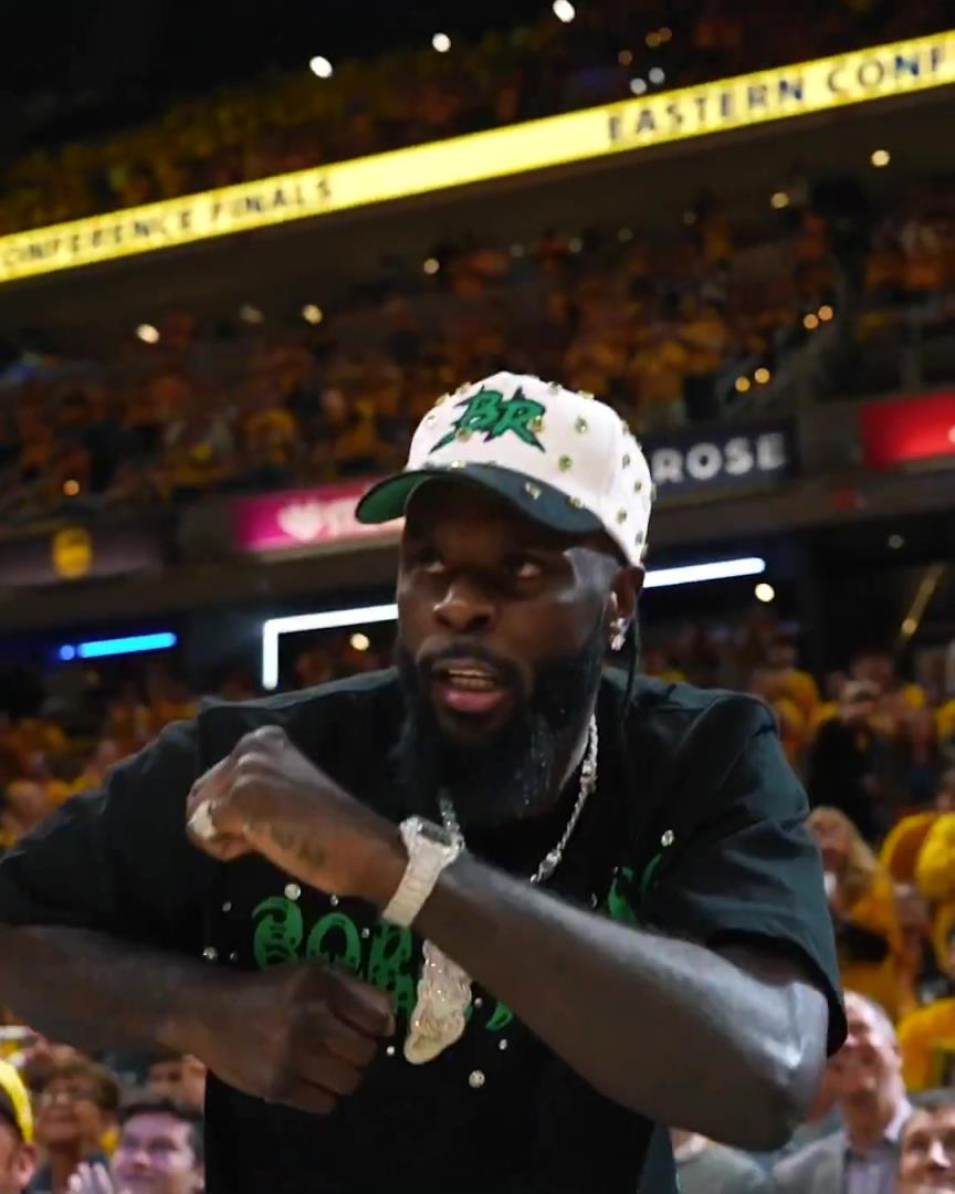 專業(yè)氣氛組“第一詹吹”史蒂芬森現(xiàn)身步行者主場觀戰(zhàn)