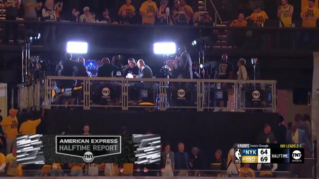 啊？轉播鏡頭給到解說看臺，奧尼爾居然抱著一個人在彎舉