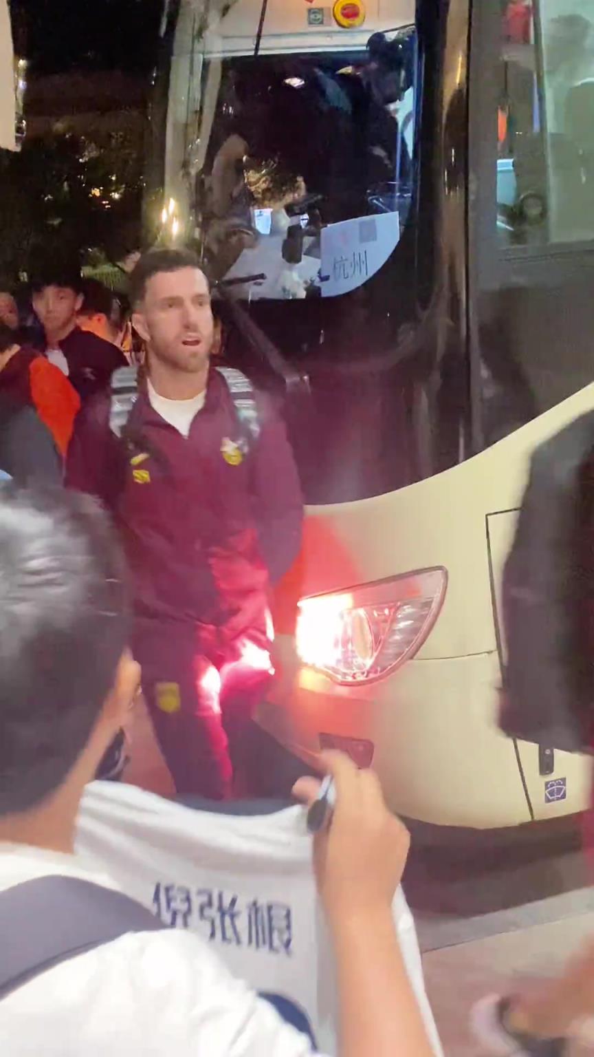 韋世豪嚇得箭步逃跑！國(guó)足深夜到酒店差點(diǎn)被摁在車頭不讓走
