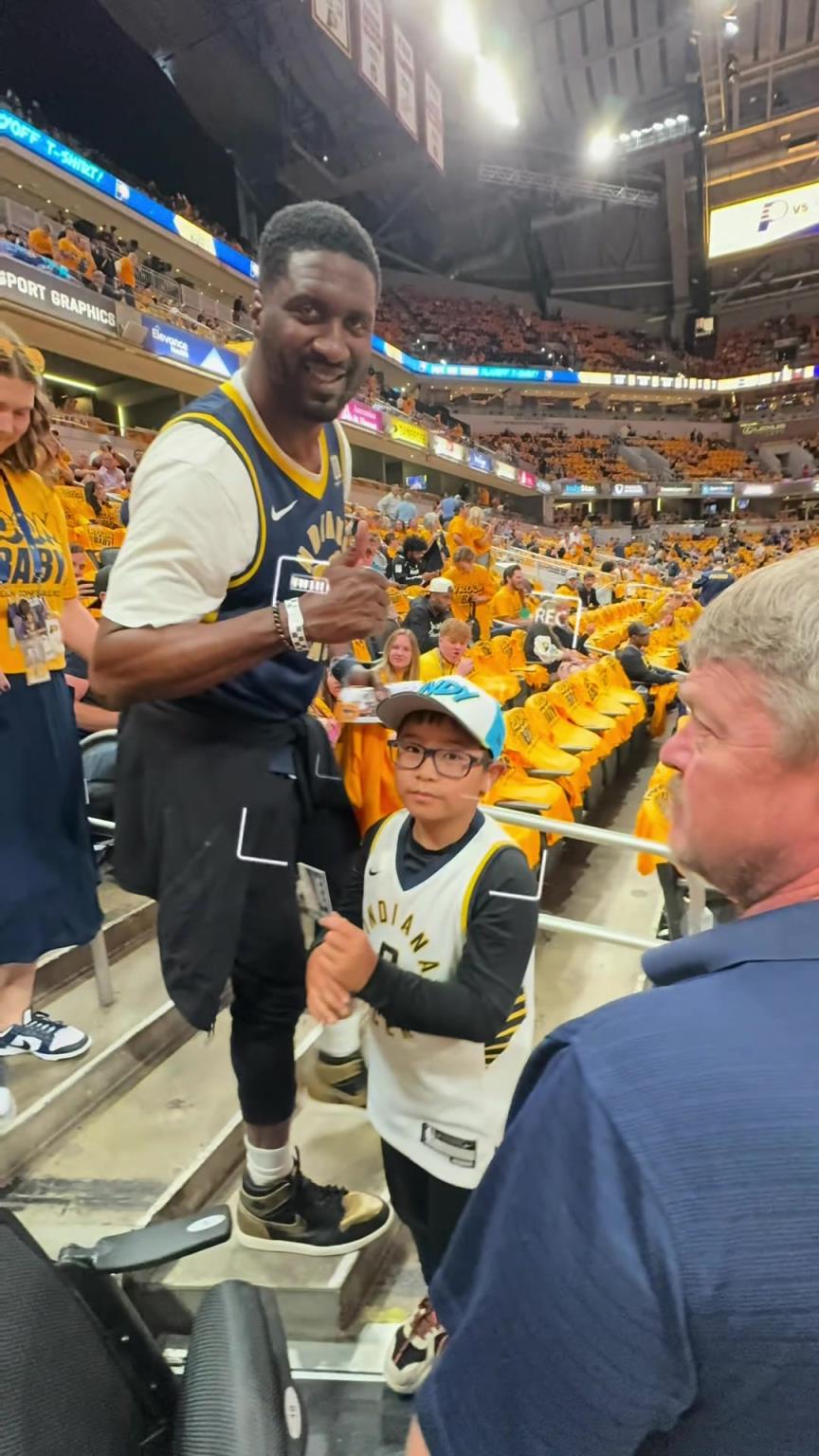 現(xiàn)在真成高圓圓了！步行者名宿希伯特現(xiàn)身主場給小球迷簽名