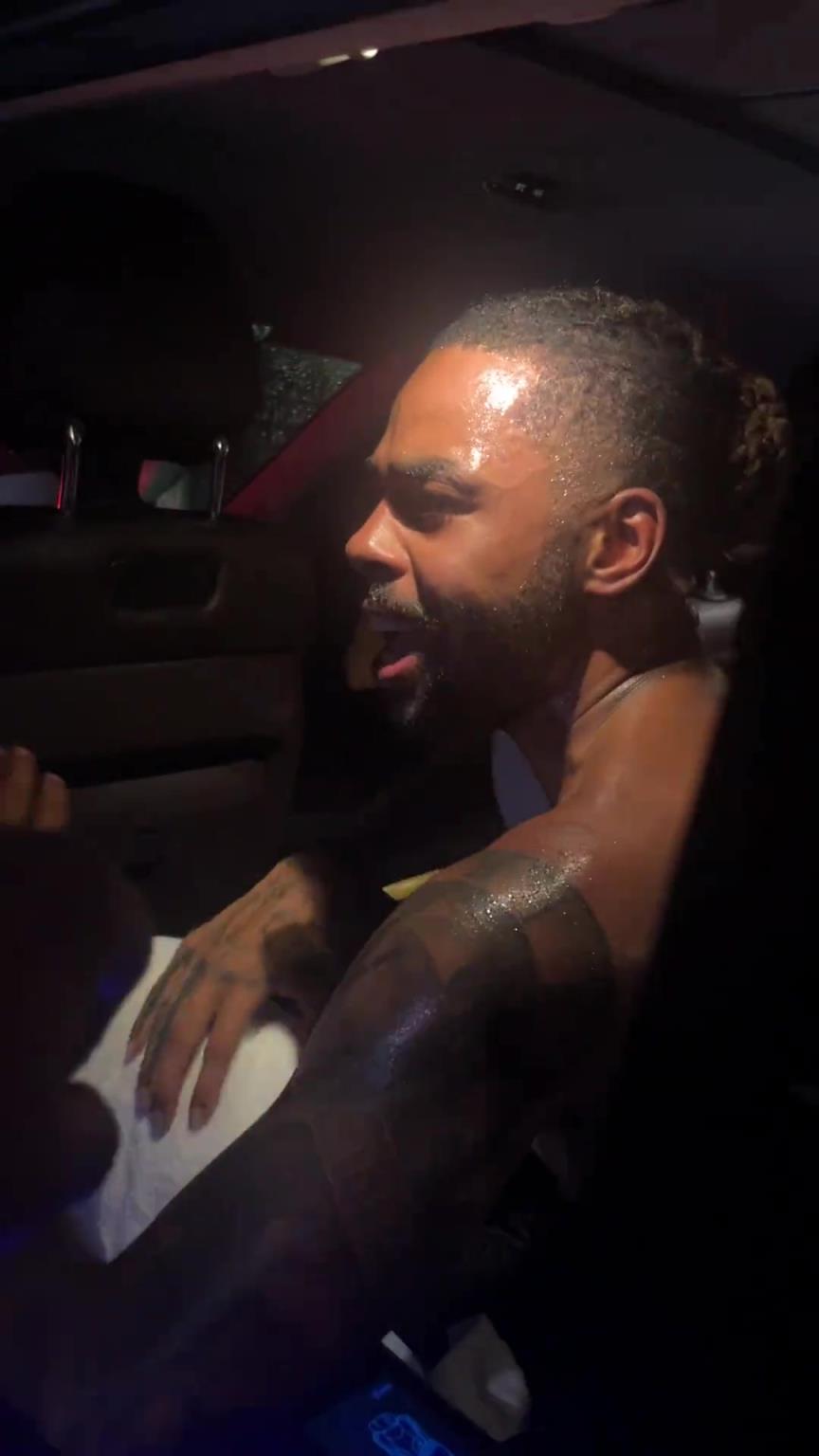 太熱情了！拉塞爾中國行坐車離開球迷們被團(tuán)團(tuán)圍住