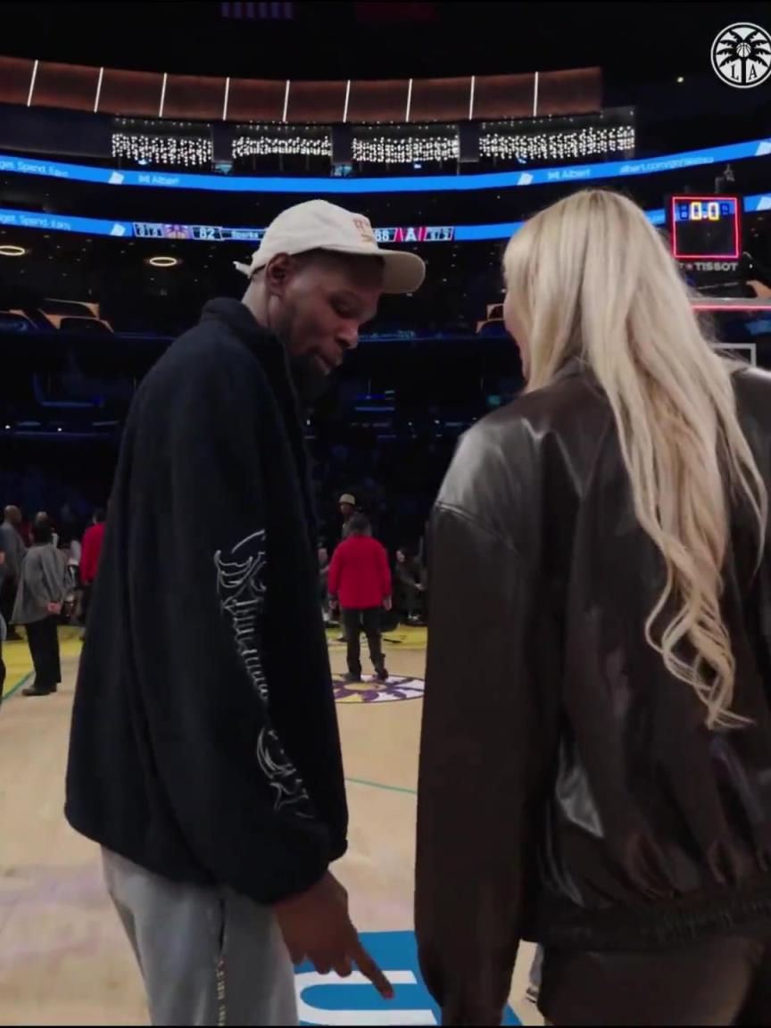 小帥這氣質(zhì)！杜蘭特與庫里教妹布林克擁抱，眼睛好像一直偷瞟布林克大長腿