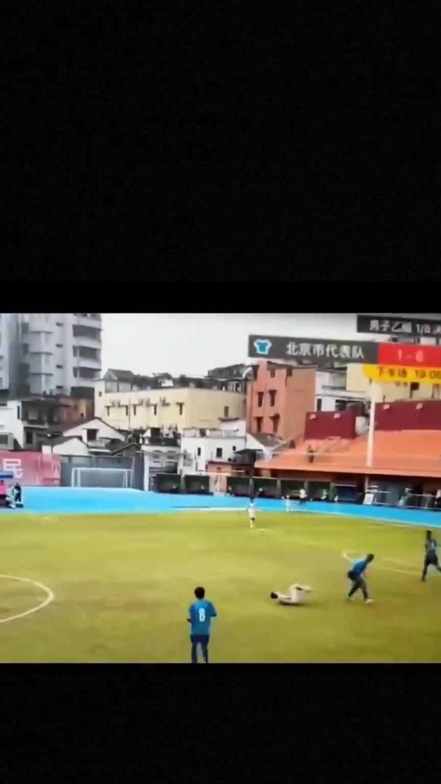 太可怕了！全運(yùn)會(huì)驚現(xiàn)殺人足球，球員將對(duì)手直接踢骨折