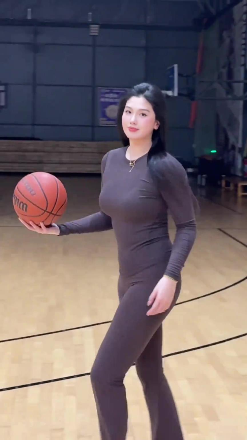 低配版卡戴珊！野球場(chǎng)肘姐這身材，懂的吧友都懂！