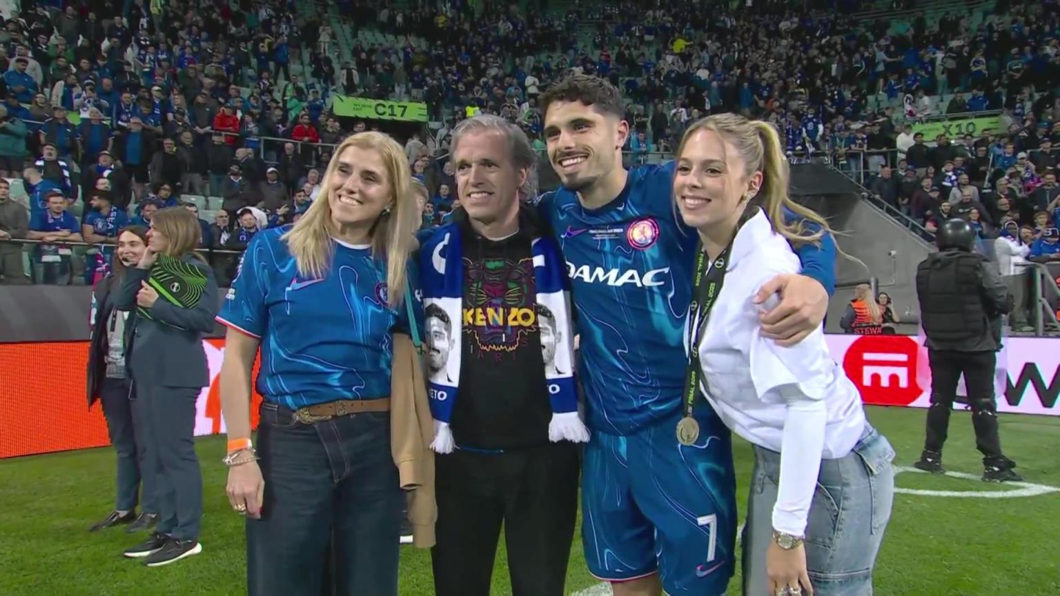 內托好福氣！奪冠后高顏值女友來合照，身材相當哇塞！