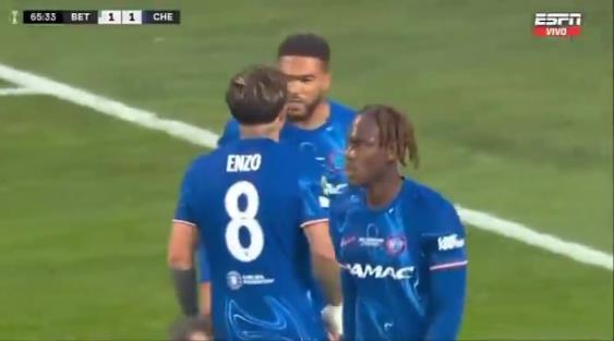 繼續(xù)干！恩佐進球后給了詹姆斯一巴掌，兩人頂頭互相打氣