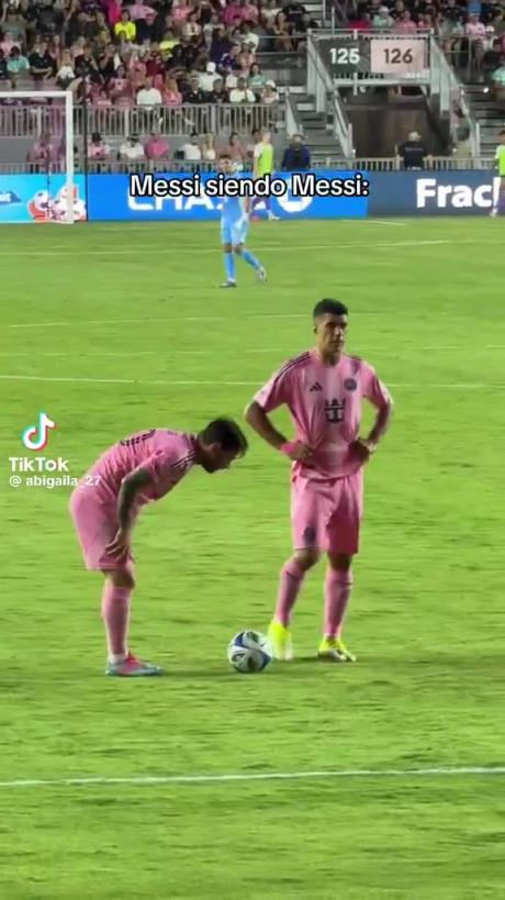 哈哈！梅西擺任意球偷偷往前挪被裁判抓包