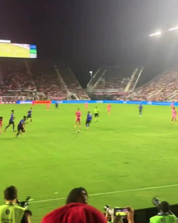 梅老板為了給蘇亞雷斯送個助攻，也是拼了啊