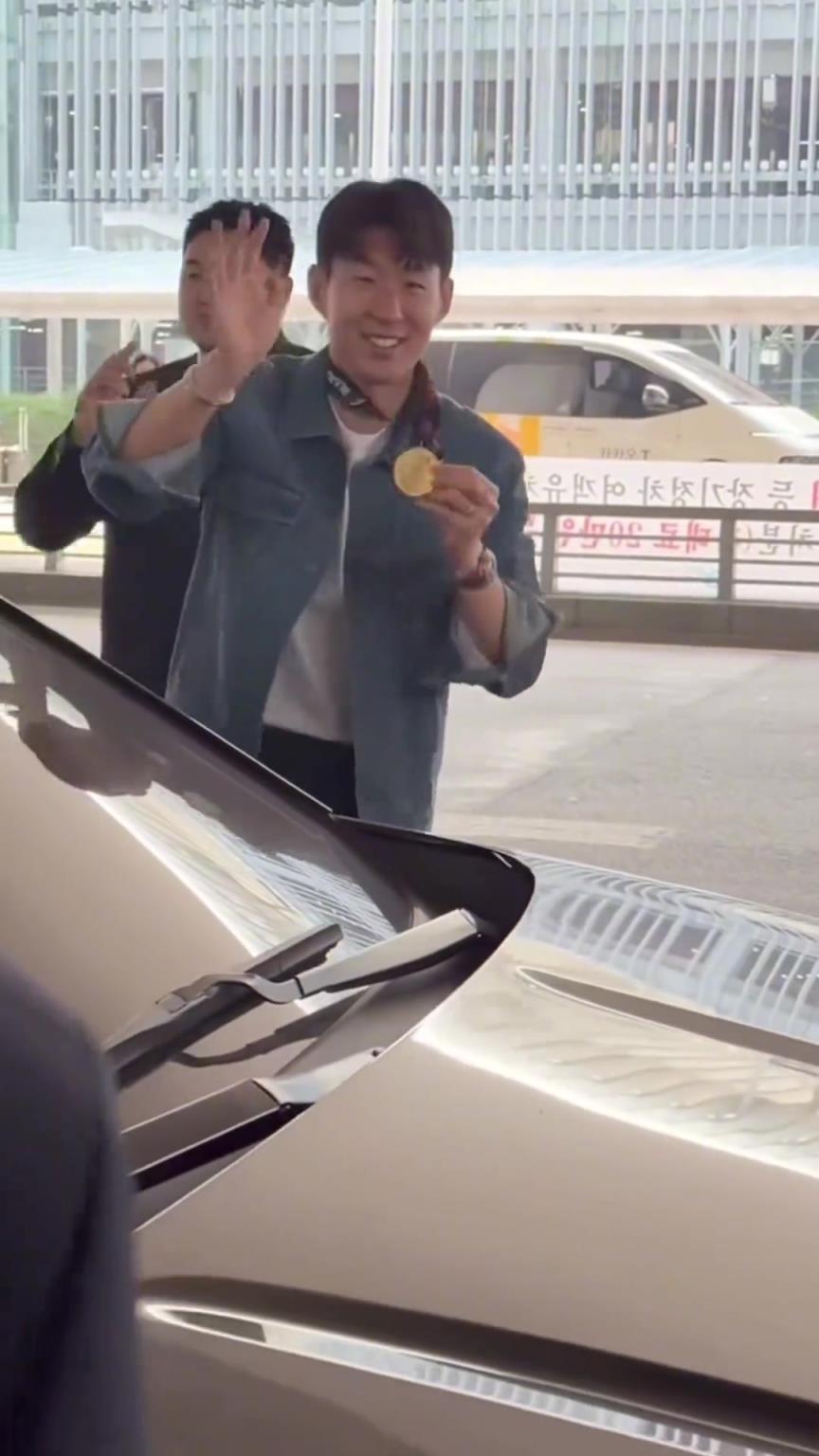 衣錦還鄉(xiāng)！孫興慜返回韓國，眾多女球迷讓其把歐聯獎牌戴上