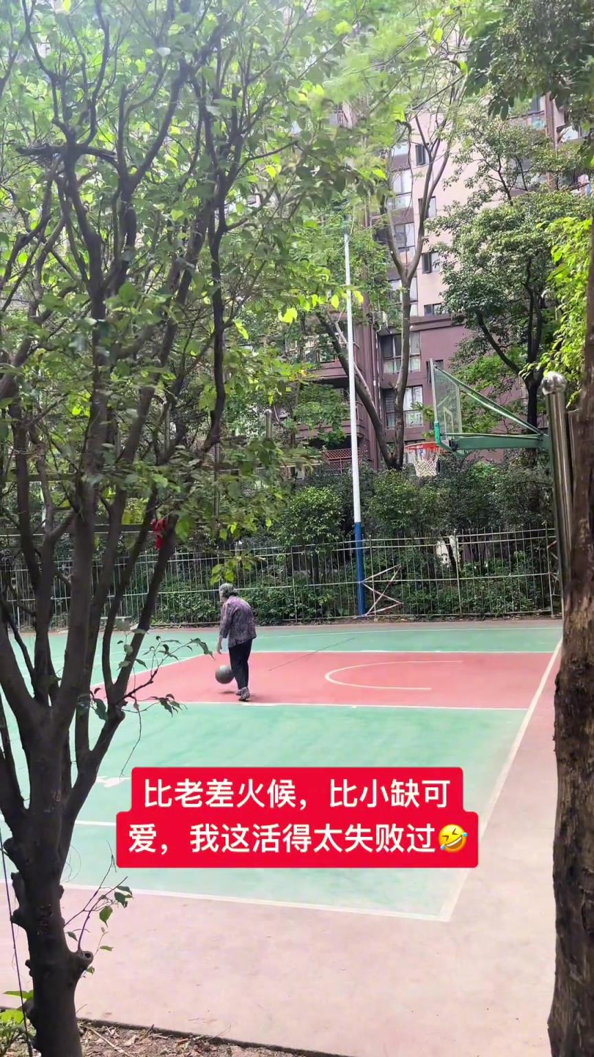 這阿婆單手一投一個準，姜還是老的辣