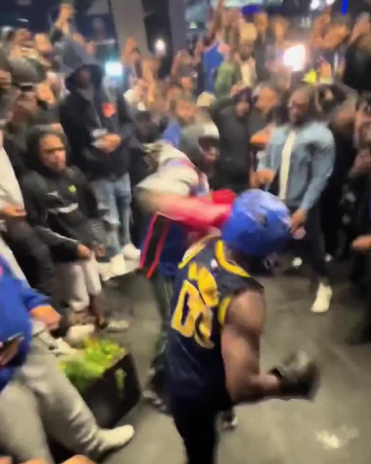 這不比場上好看？尼克斯&步行者球迷賽后直接1v1拳擊