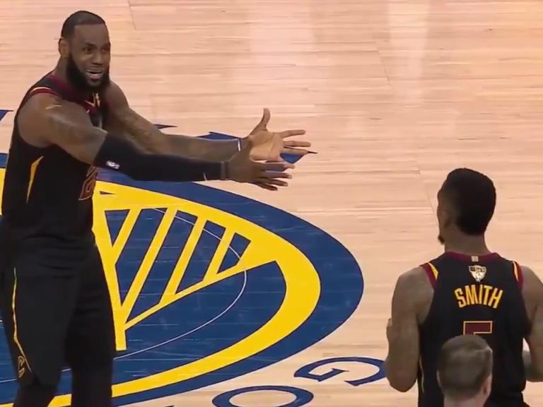 名場面！JR搶下關鍵籃板沒看表，老詹質問JR為何傳球