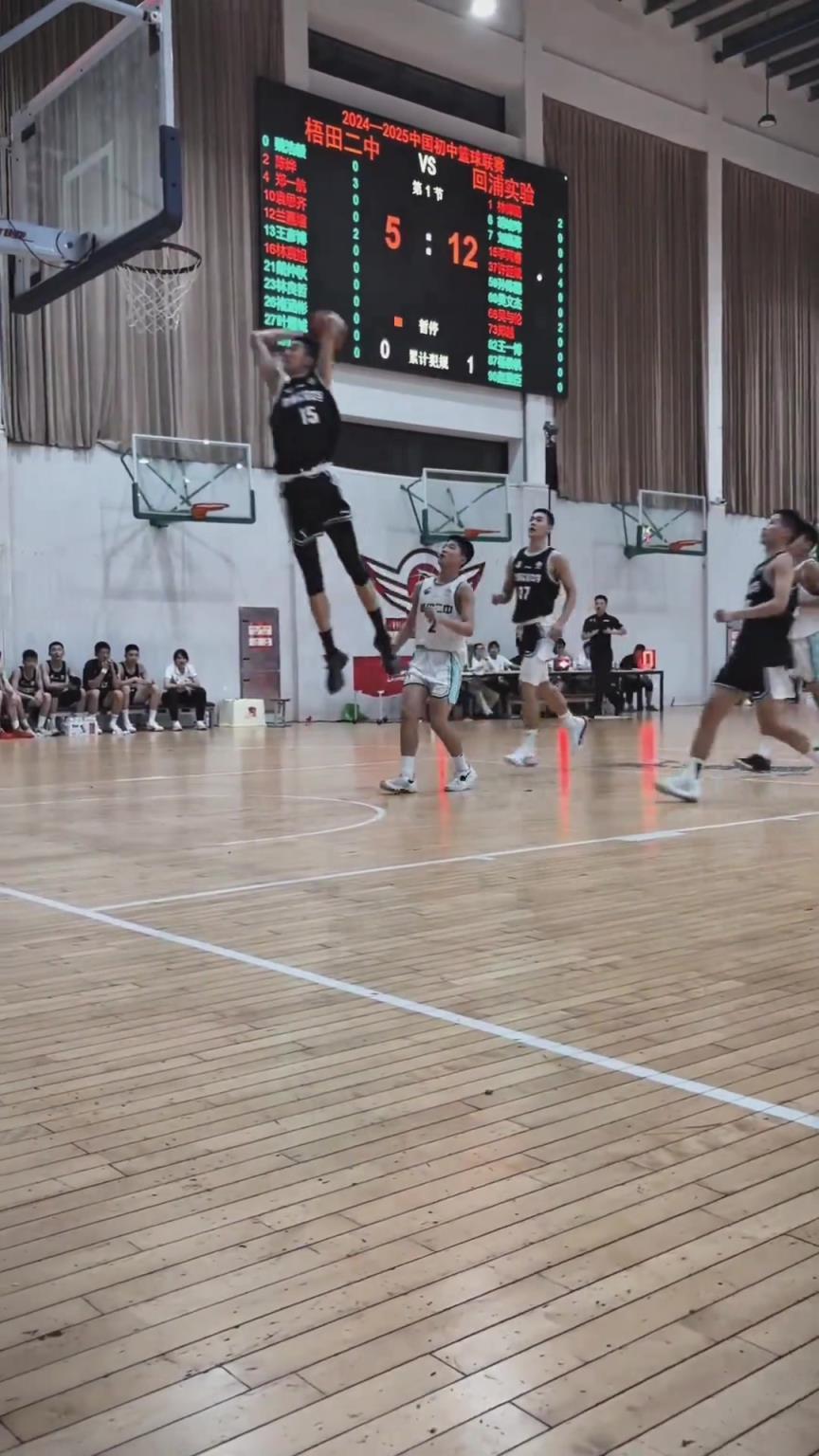 起來(lái)就扣??！現(xiàn)在的初中生都這么打球的嗎