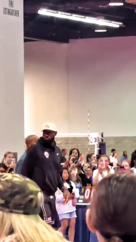 什么是巨星??！詹姆斯現(xiàn)身排球場(chǎng)被小球迷包圍 這就是行走的流量