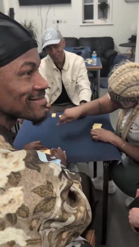 想找到巴特勒很簡(jiǎn)單，因?yàn)樗辉诨@球場(chǎng)，就在棋牌室