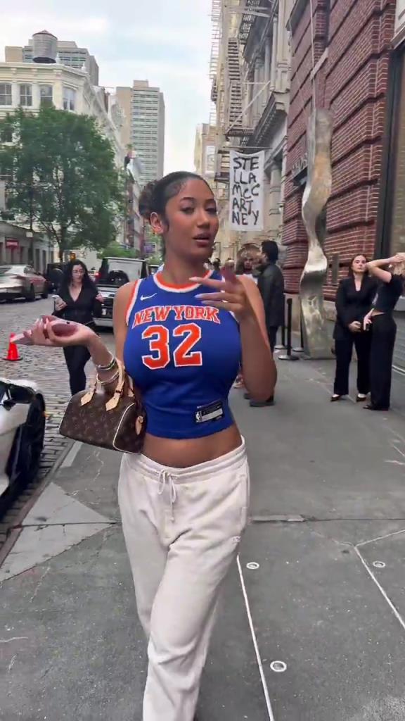 哇塞！一豐滿尼克斯女球迷身穿唐斯球衣，真是太吸引眼球了