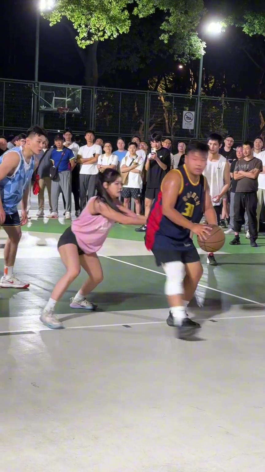 這哥們看見防自己的是女生，一個勁背打，球也不傳了