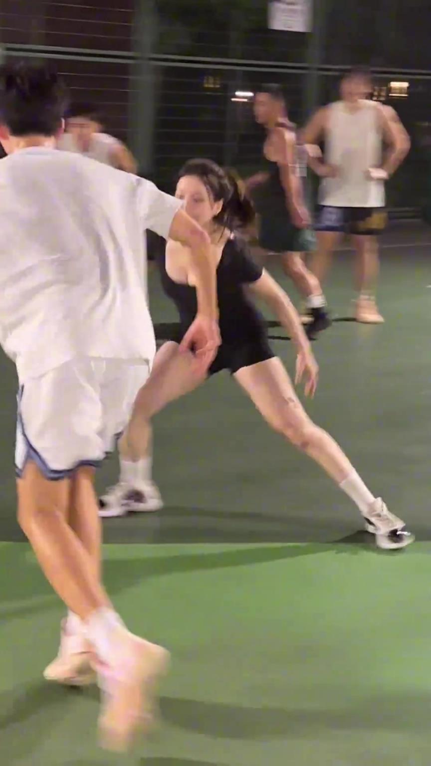 小姐姐防得真兇！瘦點的男生都拿她沒辦法